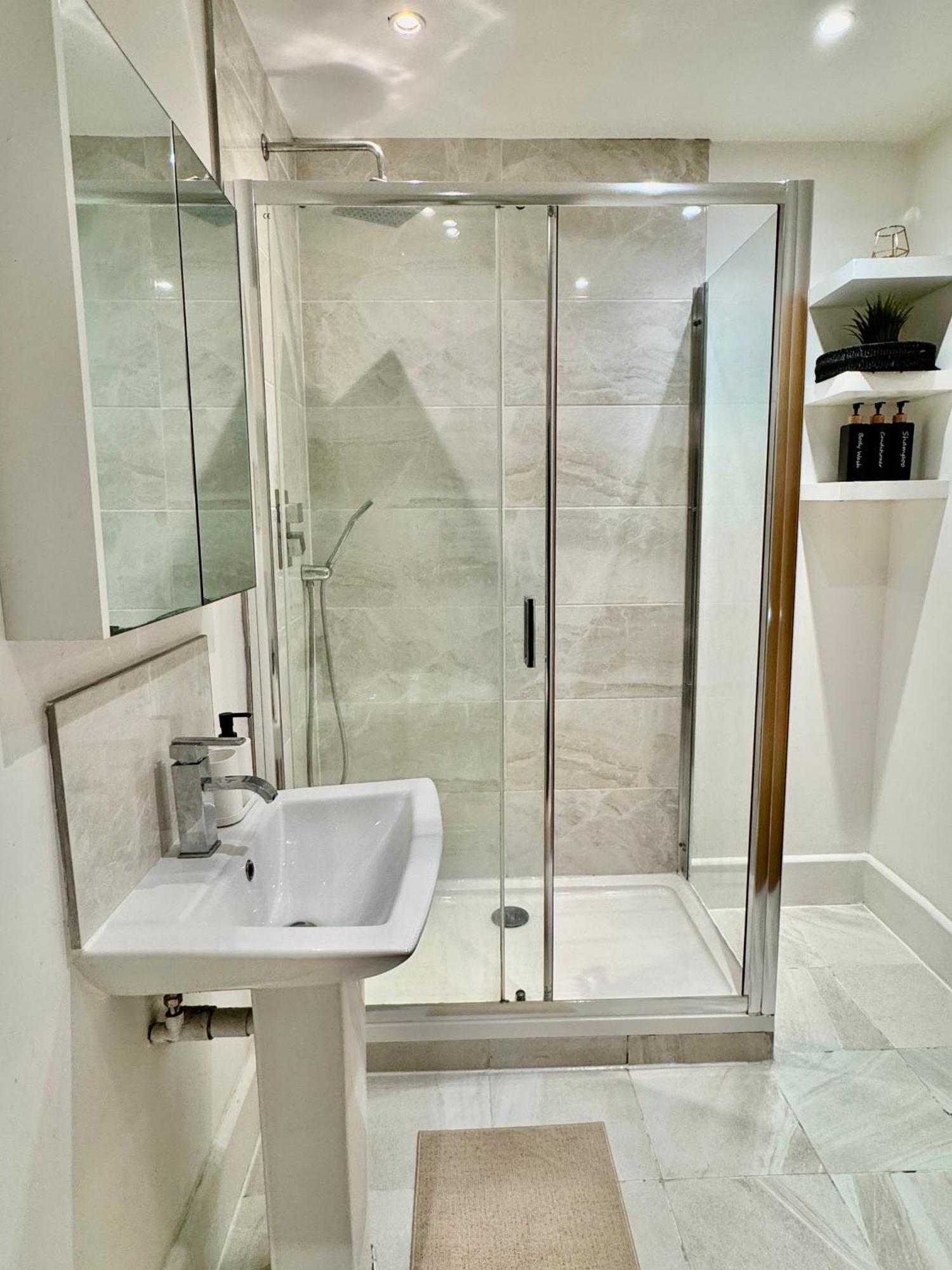 Stunning 1 Bedroom In Wapping - Sleeps 4 And Free Parking! * Londres
